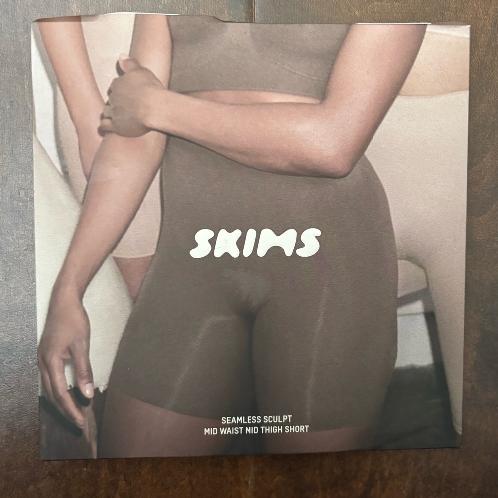 NEW SKIMS SEAMLESS SCULPT MID WAIST MID THIGH SHORT